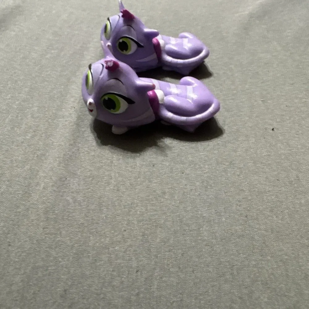 Lot Of 2 Disney Puppy Dog Pals Hissy‎ The Purple Cat Travel Pets Figure Toy